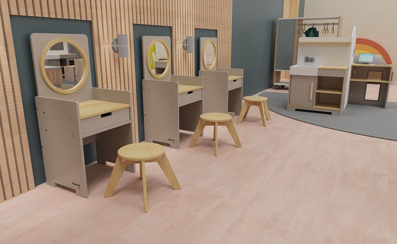 Rollenspielraum Spielerei Ausschnitt mit Betzold Spiegeltisch mit Hocker, Betzold Rollenspielcenter und Regenbogensofa im Hintergrund