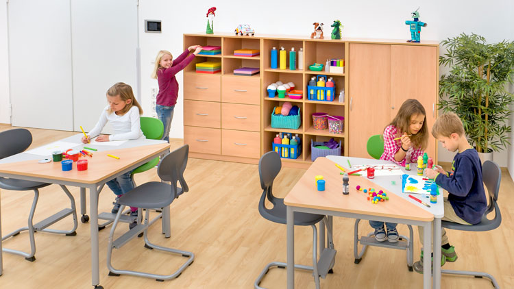 Schüler basteln im Klassenzimmer