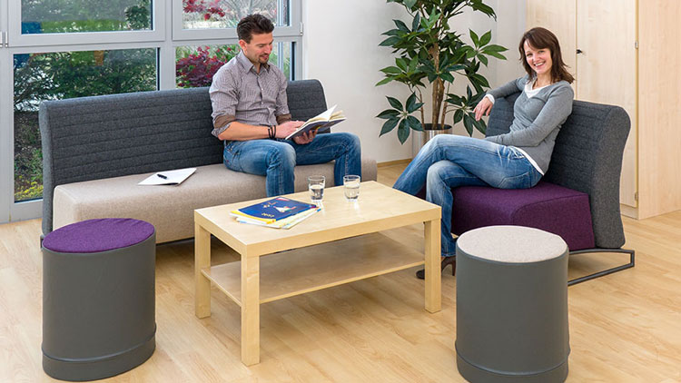 Lehrer sitzen in Lehrerzimmer