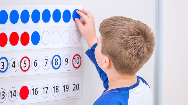 Schüler rechnet mit Wendeplättchen