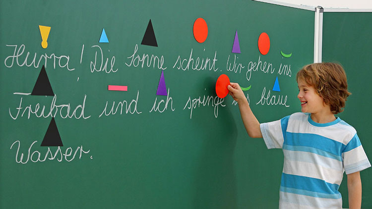 Schüler lernt Grammatik mit magnetischen Symbolen