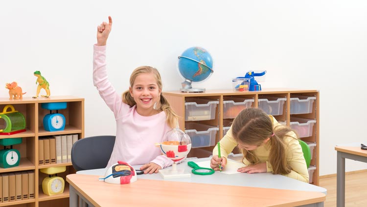 2 Schüler im Klassenzimmer