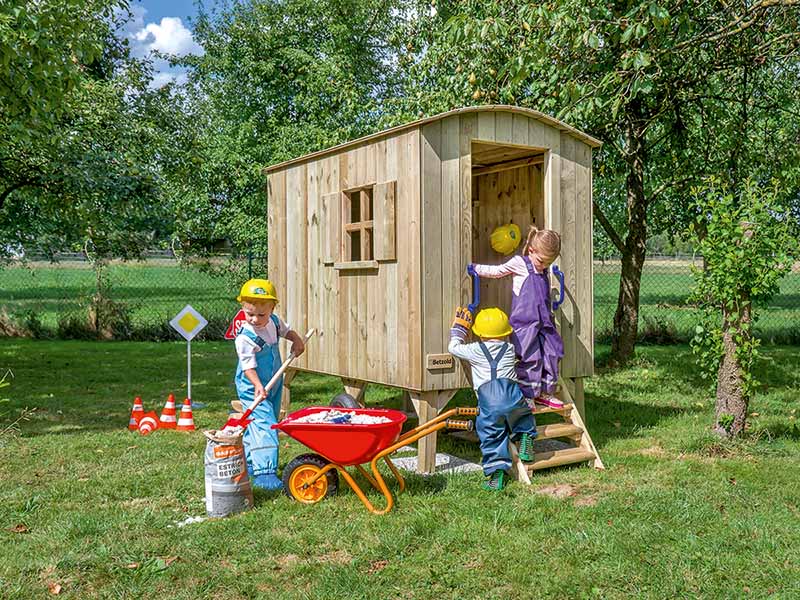 Betzold Bauwagen im Grünen mit 3 spielenden Kindern