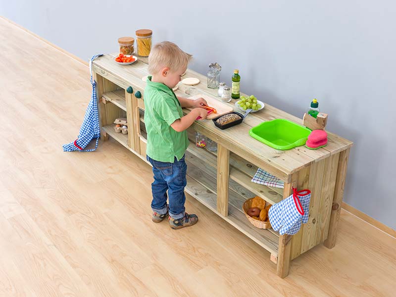 Betzold Outdoorküche Betzold Outdoorküche mit verschiedenen Utensilien und kleinem Jungen
