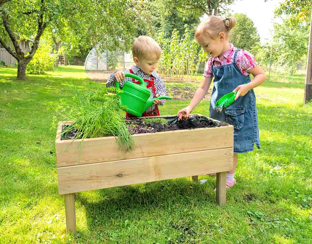 Hochbeet mit 2 Kindern