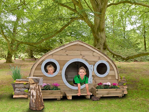 Betzold Cranny Haus im Grünen mit 2 spielenden Kindern