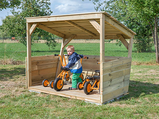 Betzold MultiPort im Grünen mit Fahrzeugen und Kind