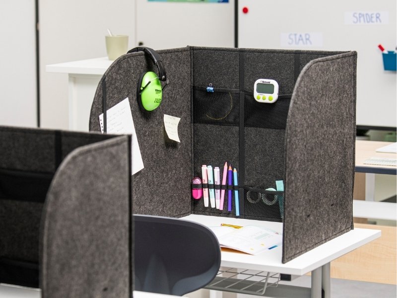 aufgestellt Trennwand mit Fächern auf einem Tisch im Klassenzimmer