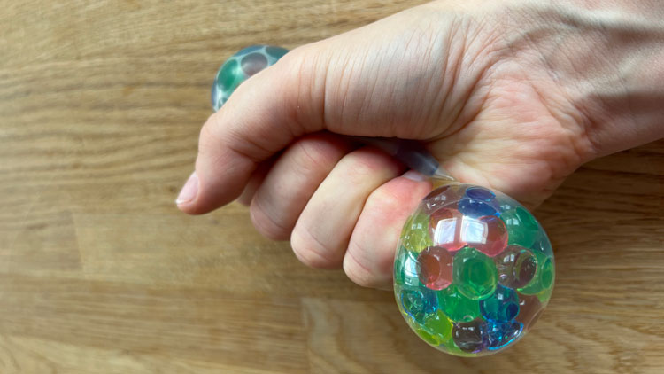 Anti-Stress-Ball eird gedrückt