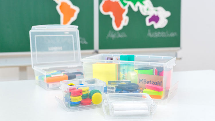 Boxen stehen auf Lehrerpult