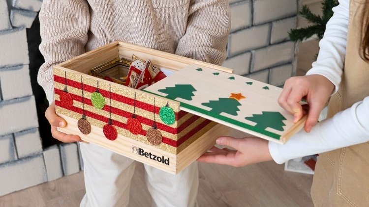 Eine Kiste gefüllt mit Tee und Adventsmaterial