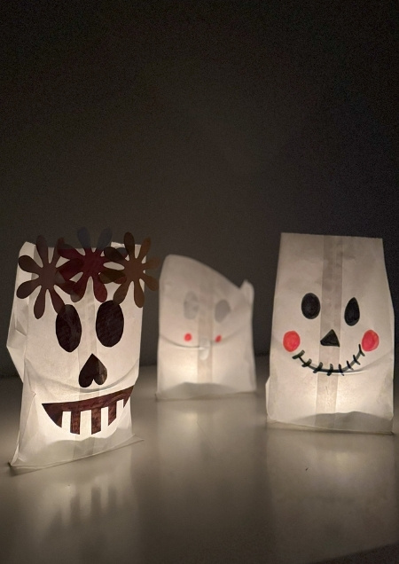 Windlichter in Gespensterform aus Butterbrottüten gebastelt