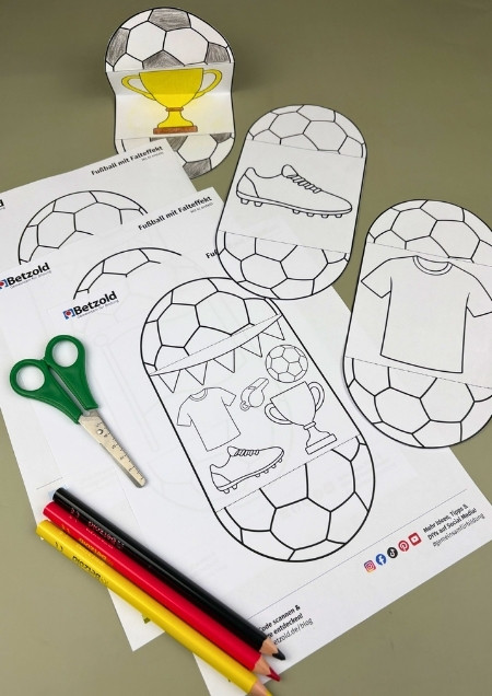 Fußball aus Papier, der gefaltet ein Bild enthält