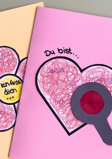 Grußkarte, deren Botschaft nur mit einer roten Lupe sichtbar wird.