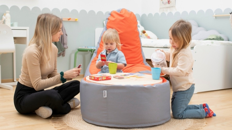 Kinder lernen gemeinsam mit einer Erzieherin