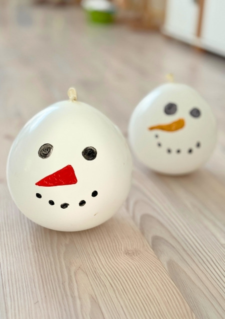 Wackelnder Schneemann Luftballon, gefüllt mit einer Murmel