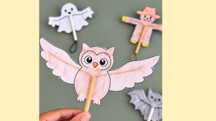Gebastelte Figuren aus Tonpapier, die mit den Flügeln oder Armen wackeln können