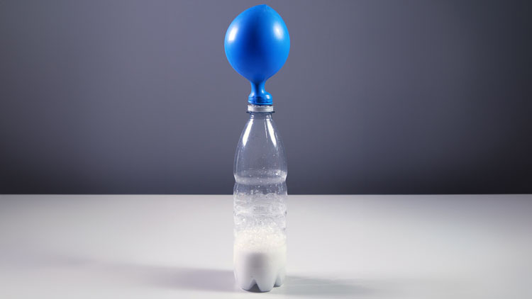 Luftballon auf Plastikflasche