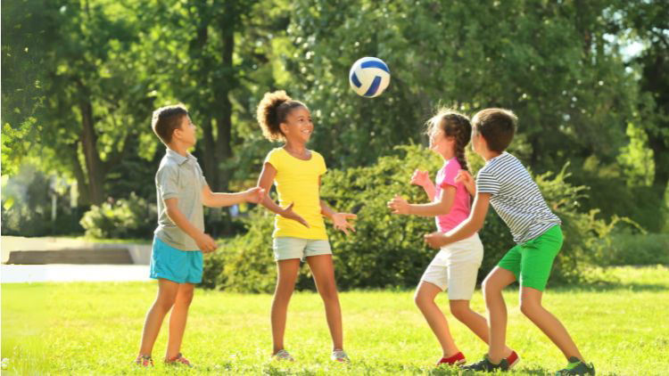 Kinder spielen mit einem Ball