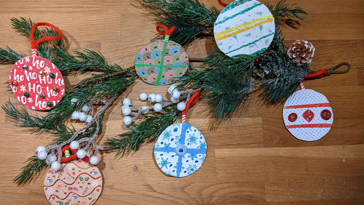 Weihnachtskugeln aus Wellpappe gebastelt und mit Glitzerkleber aus dem Betzold Online-Shop verziert.
