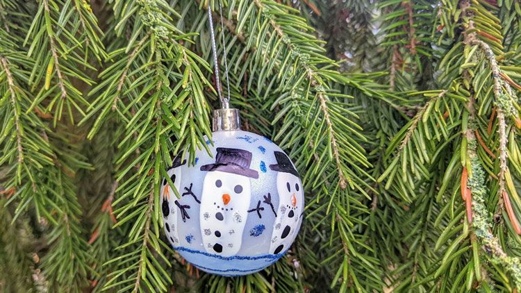 Kugel Schneemann mit Fingerfarbe