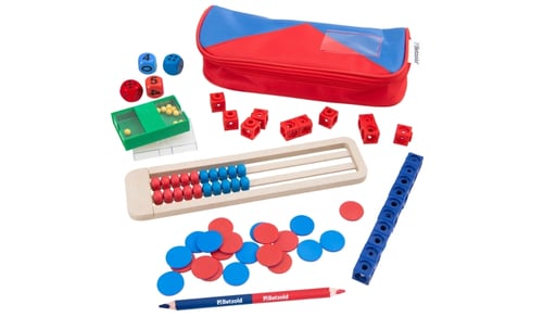 Betzold Rechenmäppchen mit treeNside-Rechenrahmen rot-blaues Betzold Rechenmäppchen mit treeNside-Rechenrahmen und anderen Materialien auf weißem Hintergrund