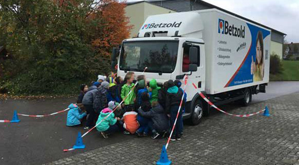 Verkehrssicherheitstraining für Schüler mit Klasse und Betzold Firmenwagen