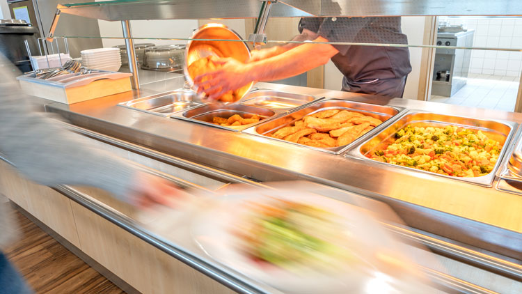 Essensausgabe in der Kantine