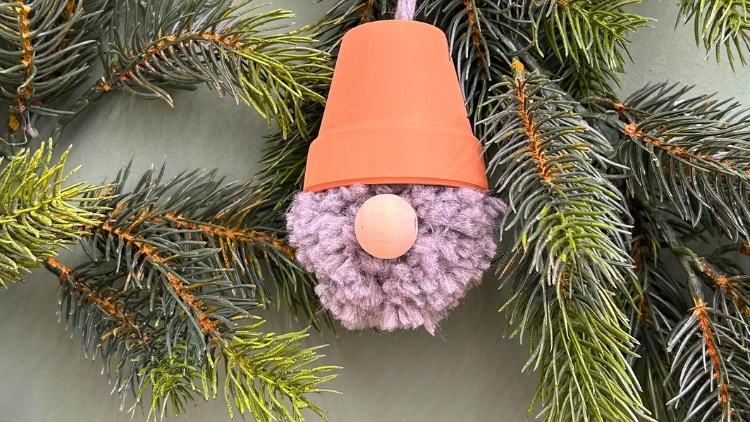 Gebastelter Wichtelkopf aus einem Tontopf und einem Pompon.