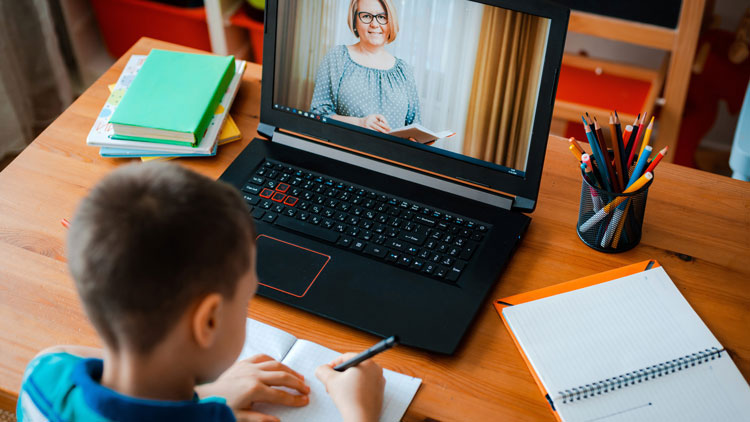Schüler schaut Lernvideo auf einem Laptop