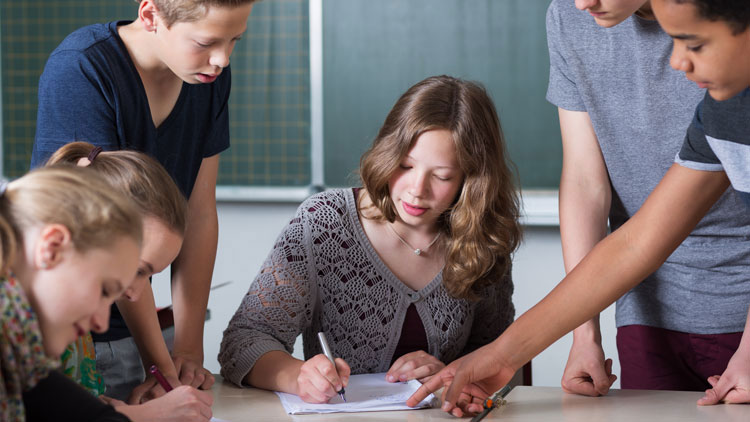 Schüler bei Gruppenarbeit