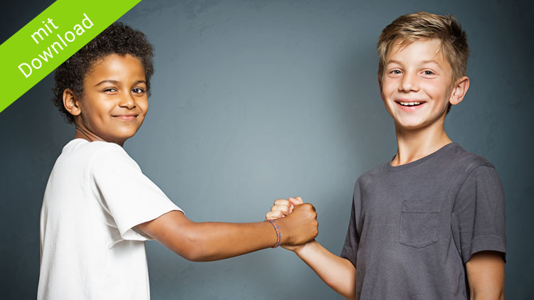 Jungen geben sich die Hand