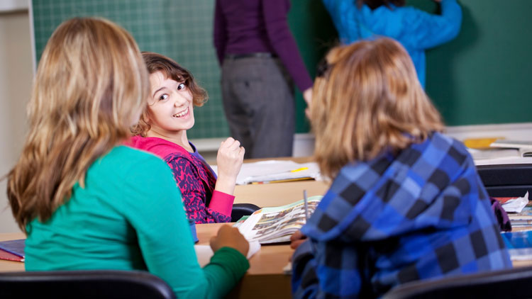 Schüler tuscheln miteinander