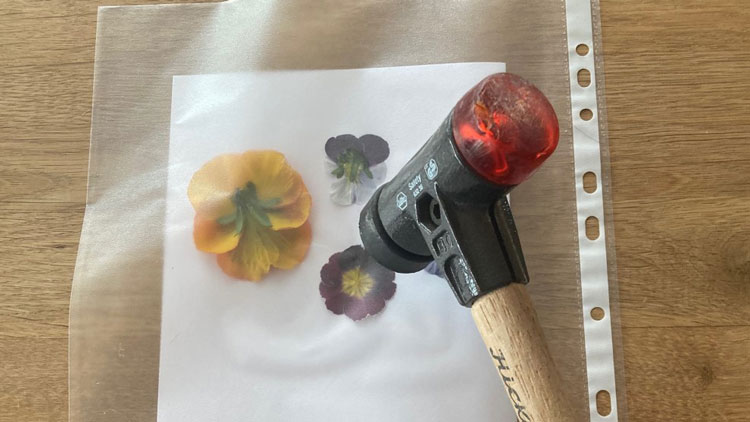 Mit dem Hammer Blüten platt hämmern.