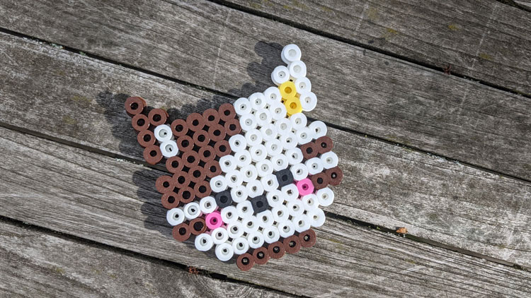 Untersetzer für Gläser aus kunststofffreien Bügelperlen aus dem Betzold Onlineshop.