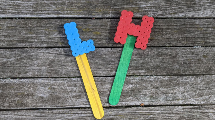 Lesezeichen aus Bio-Bügelperlen und Holzstäbchen aus dem Betzold Online-Shop.