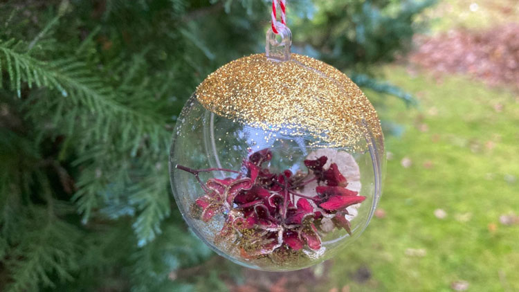 befüllte Christbaumkugel