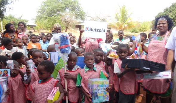 Empfang der internationalen Spende von Kindern in Mosambik