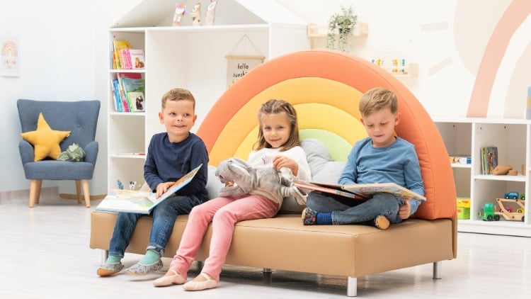 Dialogisches Lesen, das heißt , Kindern beim Betrachten von Büchern Fragen stellen und ins Gespräch kommen.