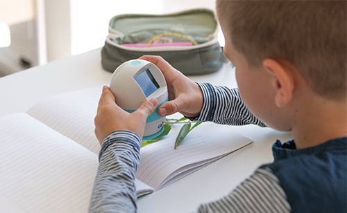 Junge arbeitet im Unterricht mit einem digitalen Mikroskop