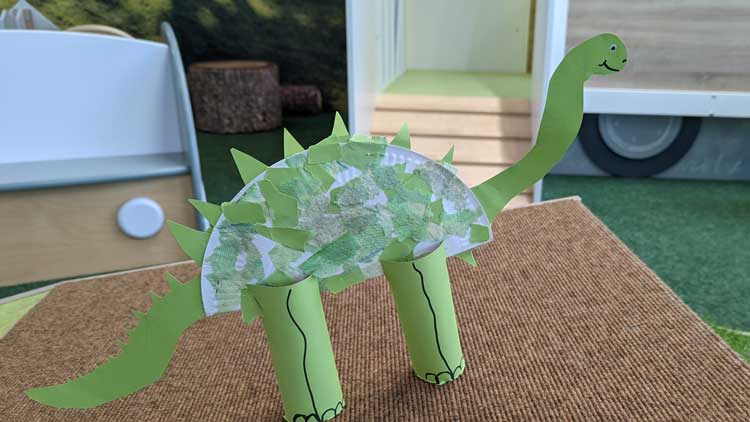 Ein Dino aus Papprollen und einem Pappteller gebastelt, weckt das Interesse an der Zeit der Dinosaurier.