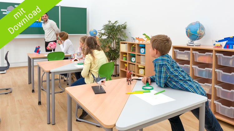 Lehrer mit Schülern im Klassenzimmer