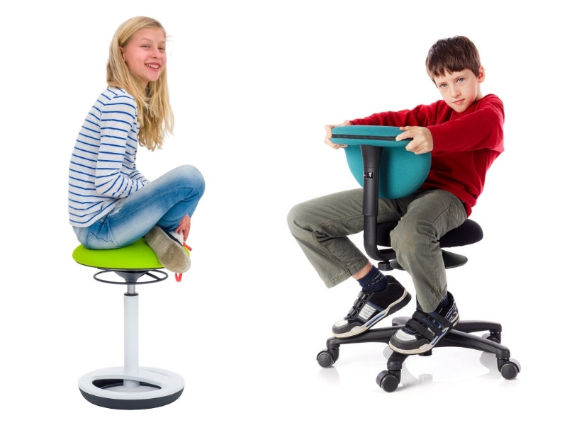 Schülerin auf einem Hocker und Schüler auf einem Stuhl