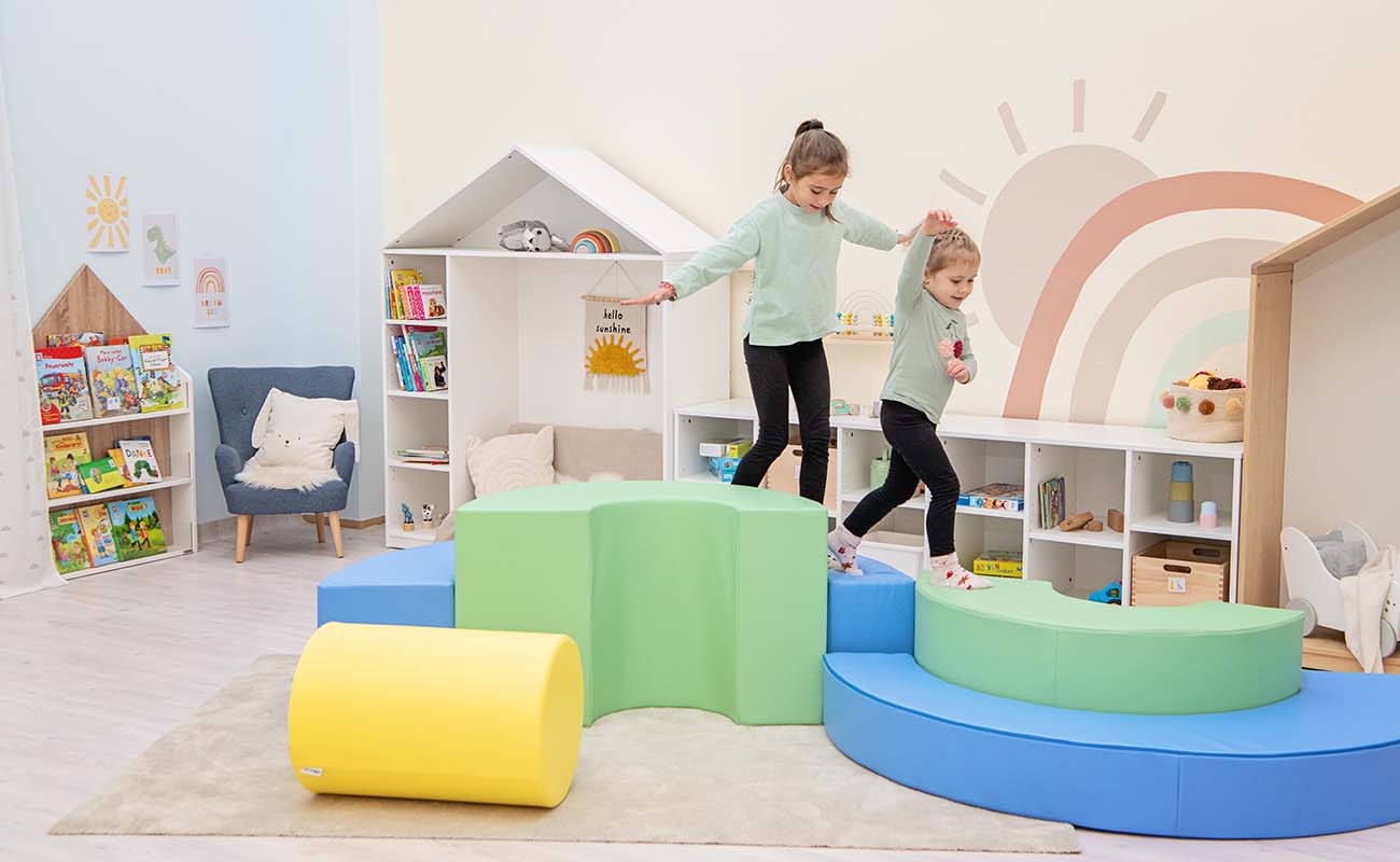 Betzold Softelemente Halbkreise Betzold Softelemente Halbkreise im Raum mit spielenden und balancierenden Kindern