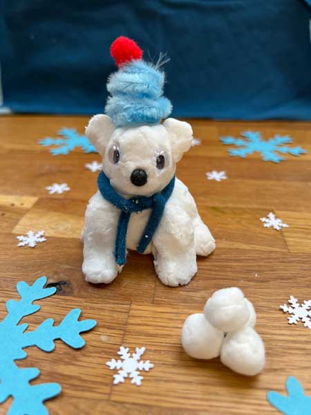 Eisbär aus selbstgemachtem Schnee