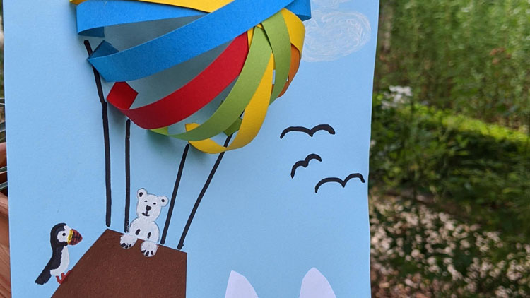 Eisbär in einem Heißluftballon aus Tonpapier.