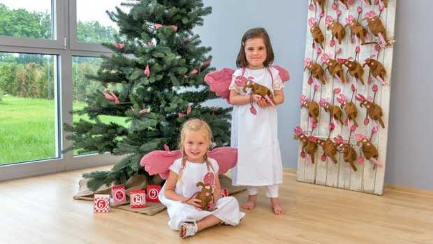 Kinder mit Elchbeutel-Adventskalender