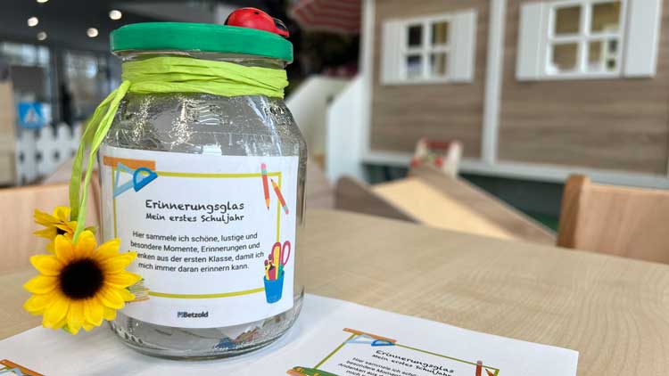 Ein Erinnerungsglas als Abschiedsgeschenk von der Kindergartenzeit für die angehenden Volksschulkinder.