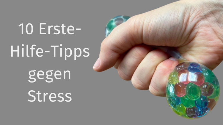 Hand drückt Anti-Stress-Ball