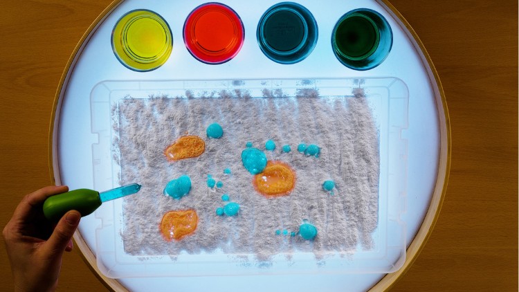 Farben mischen auf dem Leuchttisch, das geht ganz einfach und weckt die Neugier der Kinder.